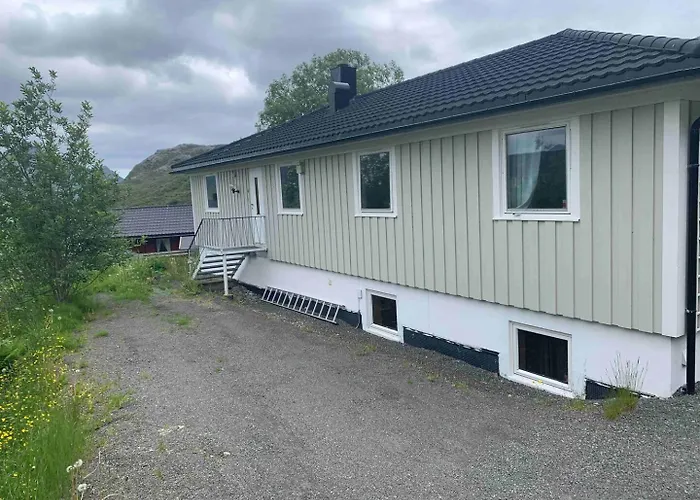 Leilighet Med Balkong Og Havutsikt Pa Napp.