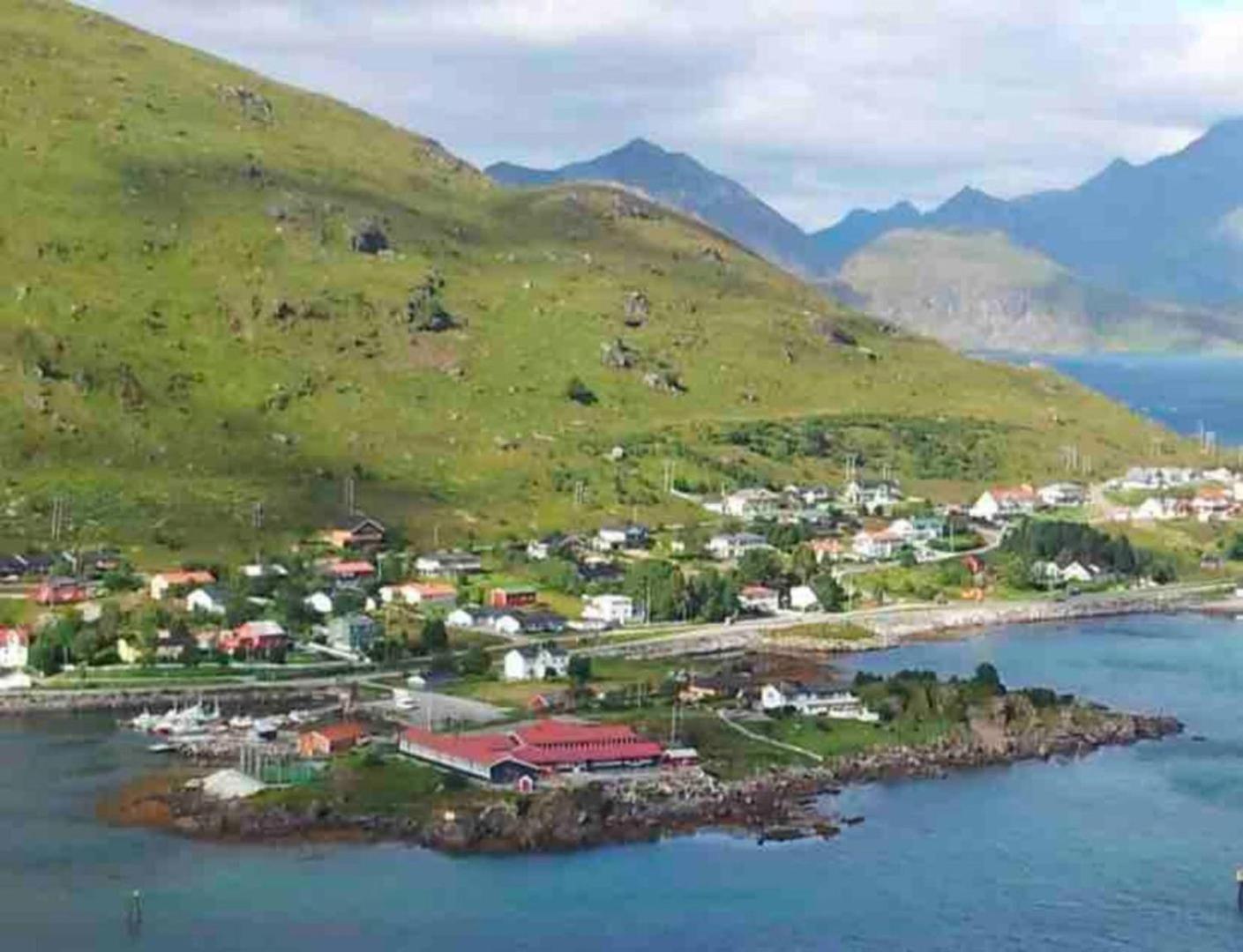 Med Balkong Og Havutsikt Pa Napp. Apartment Napp