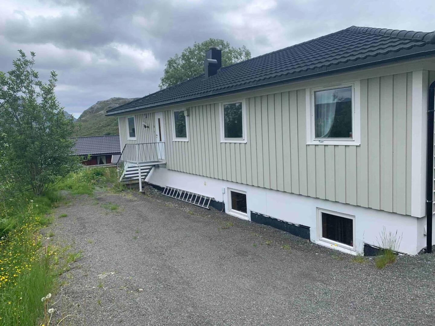 Apartment Med Balkong Og Havutsikt Pa Napp. Napp
